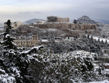 Διεθνή ΜΜΕ «ταξιδεύουν» την χιονισμένη Ακρόπολη (βίντεο)